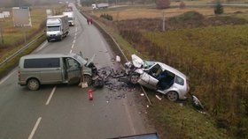 Čelní srážka dvou aut u Boskovic: Řidič osobáku nepřežil