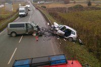 Čelní srážka dvou aut u Boskovic: Řidič osobáku nepřežil