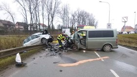 Čelní srážka dvou aut u Boskovic: Řidič osobáku nepřežil.