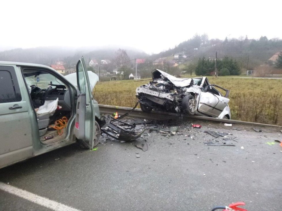 Čelní srážka dvou aut u Boskovic: Řidič osobáku nepřežil.
