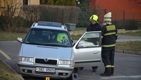 Špatně zabrzděné auto srazilo ženu: Zůstala pod vozem zaklíněná!