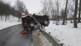 Při nehodě se Range Rover proměnil v haldu šrotu: U Holešova se napíchl na svodidla.