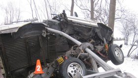 Při nehodě se Range Rover proměnil v haldu šrotu: U Holešova se napíchl na svodidla.