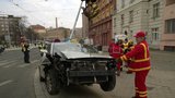 Řidič taxi naboural do lampy a zastavil dopravu: Z místa nehody uprchl!