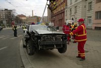 Řidič taxi naboural do lampy a zastavil dopravu: Z místa nehody uprchl!