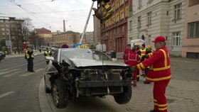 Taxikář ve Vršovicích zboural lampu a z místa nehody utekl
