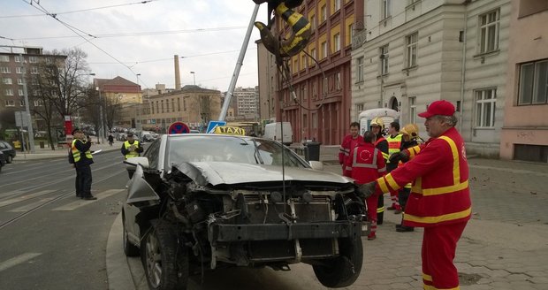 Řidič taxi naboural do lampy a zastavil dopravu: Z místa nehody uprchl!