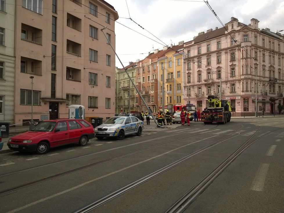 Taxikář ve Vršovicích zboural lampu a z místa nehody utekl