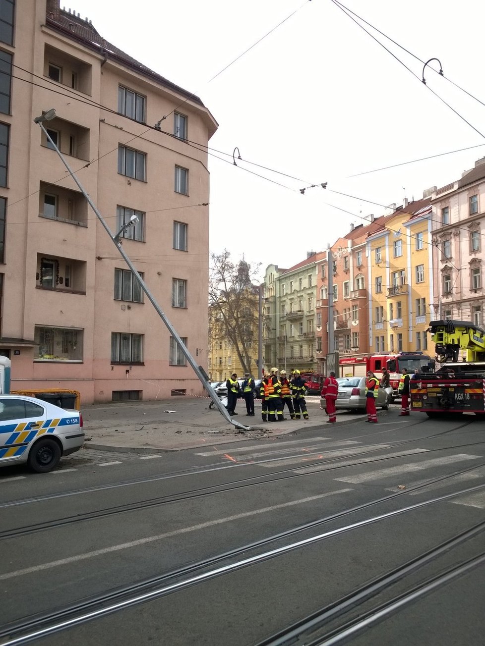 Taxikář ve Vršovicích zboural lampu a z místa nehody utekl