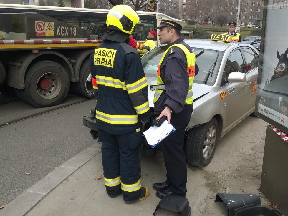 Taxikář ve Vršovicích zboural lampu a z místa nehody utekl