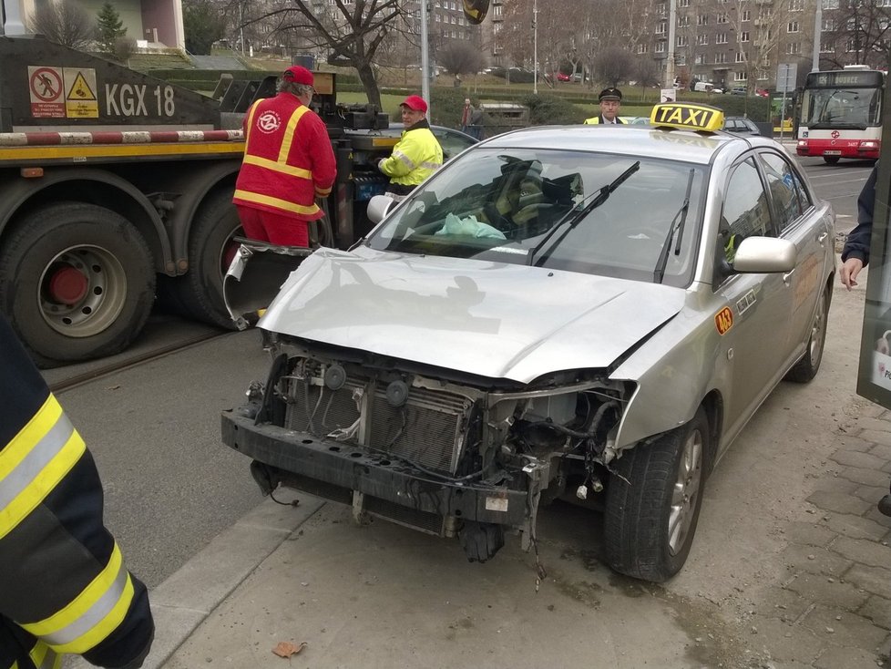 Taxikář ve Vršovicích zboural lampu a z místa nehody utekl