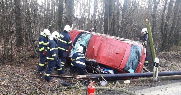 Těhotná žena narazila na Tachovsku do stromu.