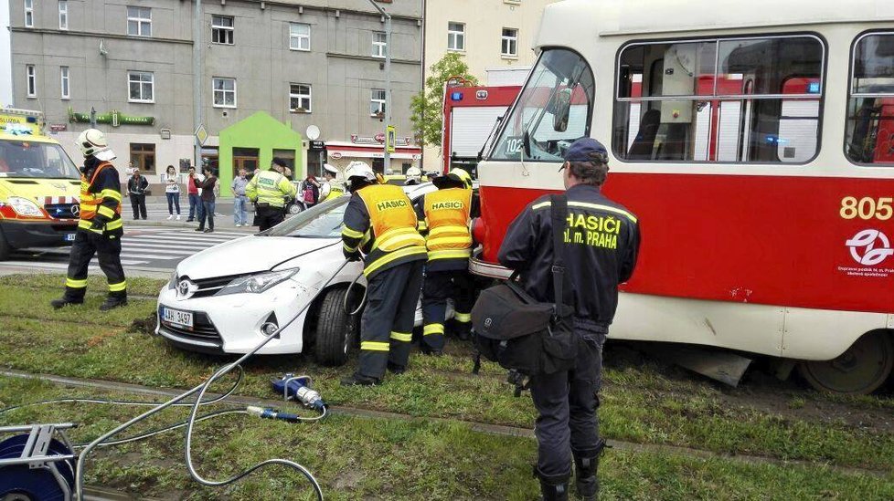 Srážka tramvaje s osobním autem bývá velice nebezpečná.