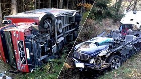 Děsivá nehoda od Plzně: Řidič Mercedesu vytlačil náklaďák a sám havaroval.