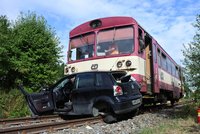 Řidička vjela přímo před vlak: Patnáct minut ji oživovali, zemřela