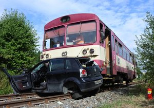 Řidička vjela na nechráněný přejezd ve chvíli, kdy tudy projížděl vlak. Na místě zemřela.