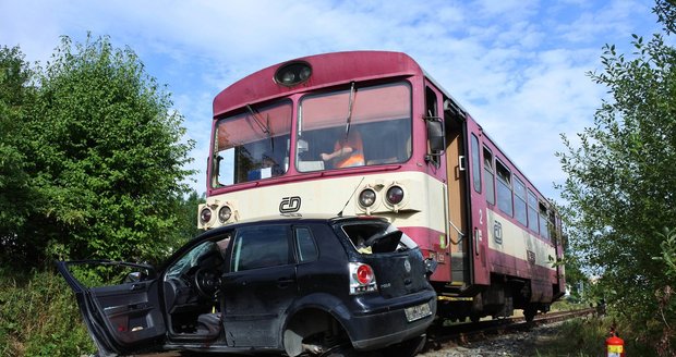 Řidička vjela na nechráněný přejezd ve chvíli, kdy tudy projížděl vlak. Na místě zemřela.