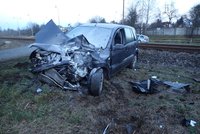 Na přejezdu v Hnojníku se srazil ford s vlakem: Hasiči evakuovali 30 lidí