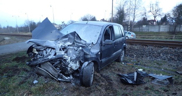 Na přejezdu v Hnojníku se srazil ford s vlakem: Hasiči evakuovali 30 lidí