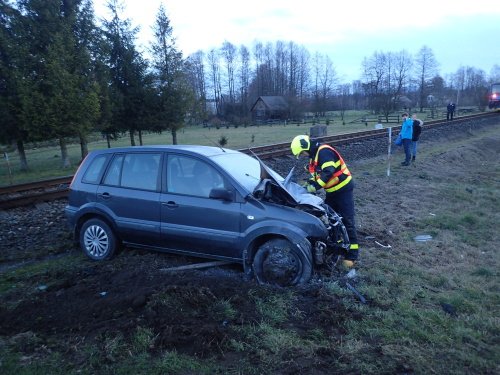 Srážka fordu s vlakem na železničním přejezdu v Hnojníku se naštěstí obešla bez zranění.