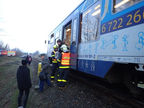 Srážka fordu s vlakem na železničním přejezdu v Hnojníku se naštěstí obešla bez zranění.