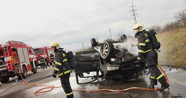 Devastující nehoda na Vyškovsku: Řidiče před uhořením zachránil kolemjedoucí muž