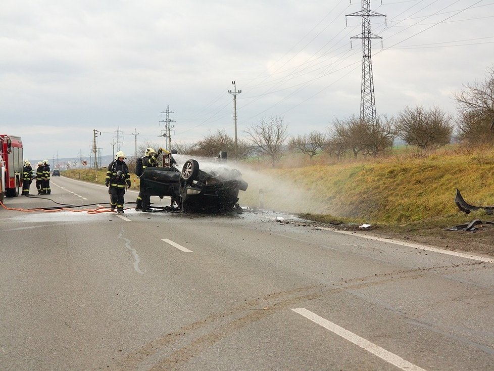 Devastující nehoda na Vyškovsku: Řidiče před uhořením zachránil kolemjedoucí muž