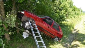 Řidič bílé dodávky vytlačil felicii ze silnice, kde vůz narazil do stromu