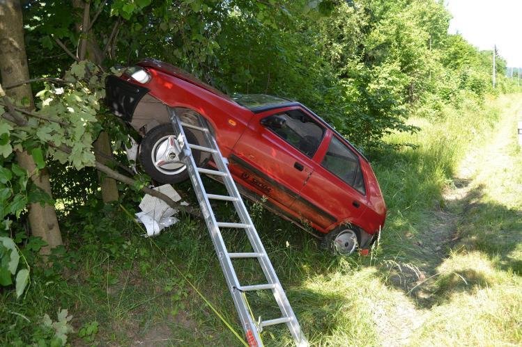 Řidič bílé dodávky vytlačil felicii ze silnice, kde vůz narazil do stromu.