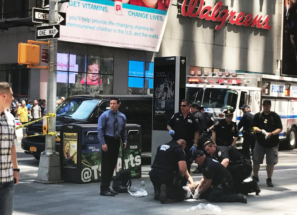 Auto najelo do davu lidí v New Yorku.