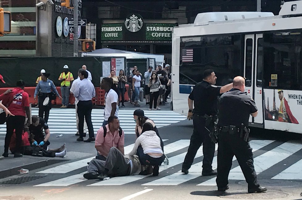 Auto najelo do davu lidí v New Yorku.