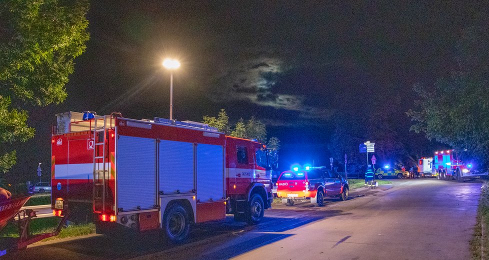 Auto skončilo v Nymburce střechou dolů ve vodě.