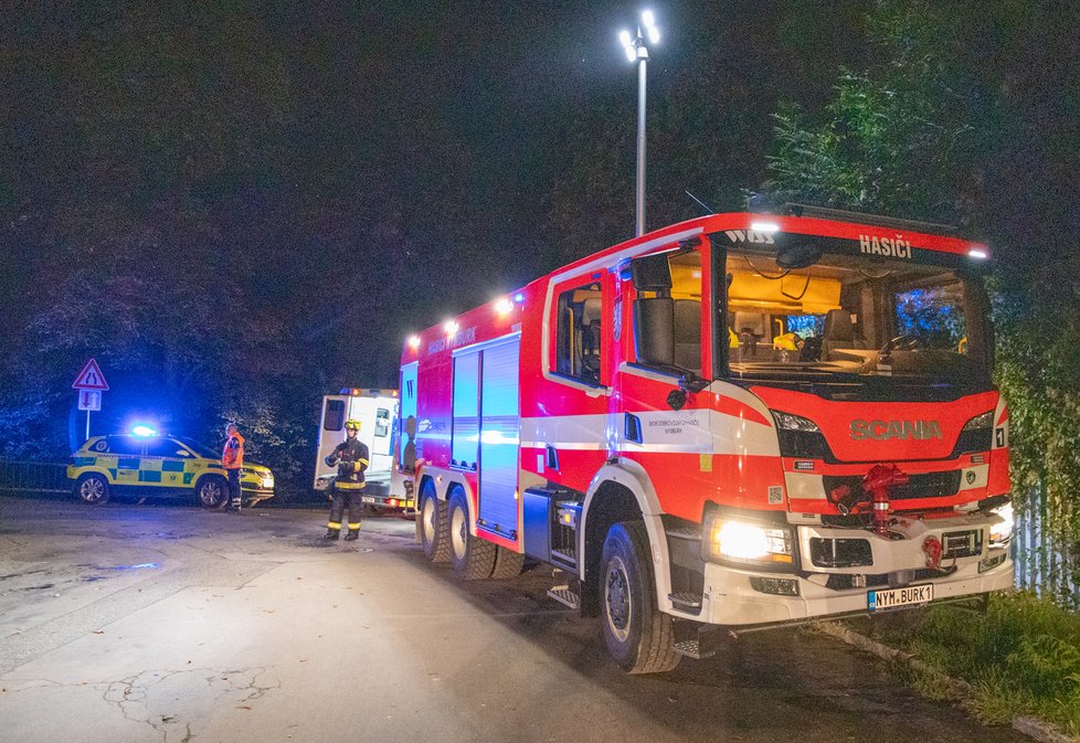 Auto skončilo v Nymburce střechou dolů ve vodě.