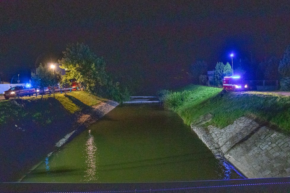 Auto skončilo v Nymburce střechou dolů ve vodě.