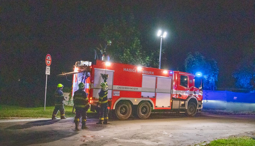 Auto skončilo v Nymburce střechou dolů ve vodě.