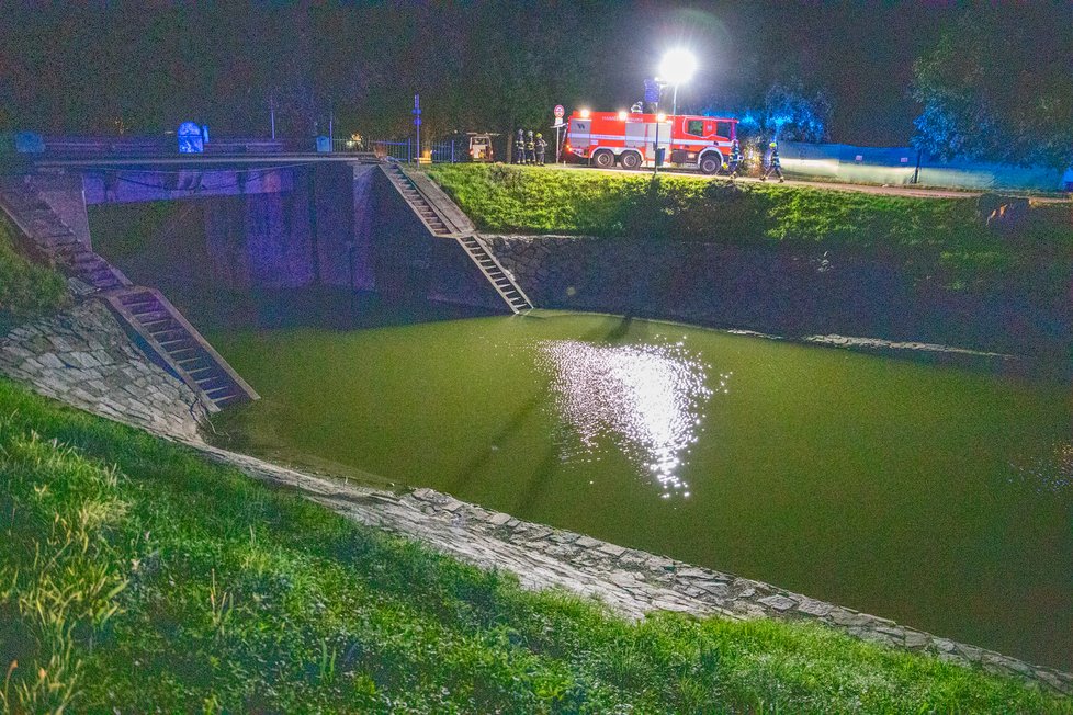 Auto skončilo v Nymburce střechou dolů ve vodě.