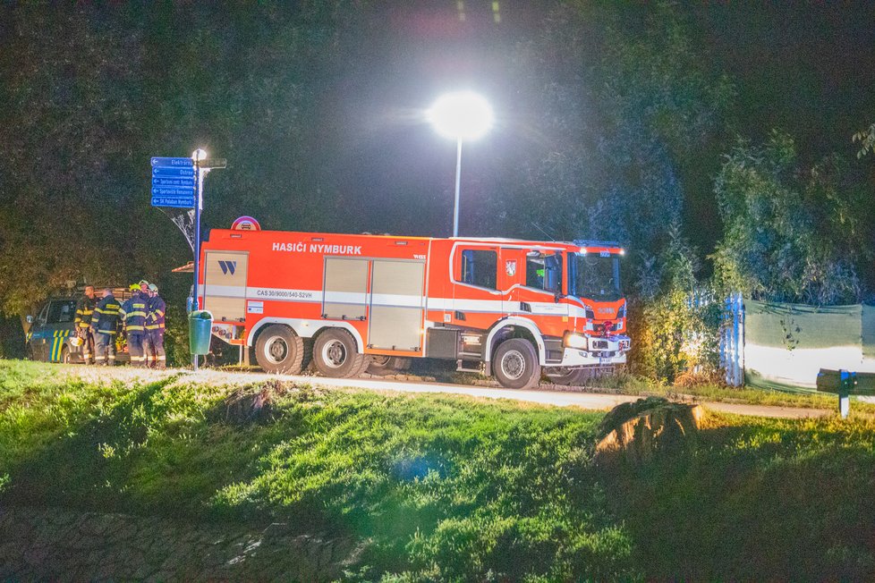 Auto skončilo v Nymburce střechou dolů ve vodě.