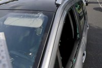 Agresivní řidič rozbil ženě pěstí skla a mobil: Za volant si nesedne dva roky