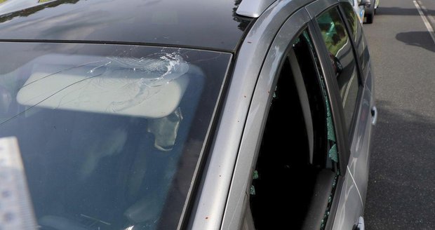 Řidič ženě rozmlátil pěstí čelní a boční okénko.