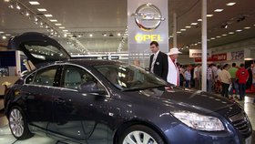 Opel Insignia: Jedinečný design a délka 4,91 metru. 540 litrů kufru minimálně a nový benzinový i naftový motor. To všechno nabízí tento elegantní model. Firma také počítá s tím, že pod jeho kapotu umístí ekologický motor diesel ecoflex.