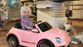 Děti v Kalifornii jezdí na operační sál s úsměvem. Auta, která mají zabránit strachu ze zákroku, fungují jako dokonalé rozptýlení