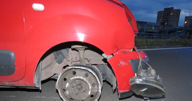 Muž svou zběsilou jízdu neukončil ani poté, co se mu z auta vyzula pneumatika.