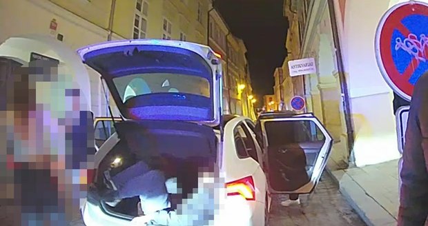 Autem v Českých Budějovicích cestovalo sedm lidí, jeden seděl v kufru.