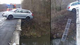 V Ostravě auto viselo z mostu nad řekou: Chybělo jen málo a...