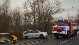 V Ostravě auto viselo z mostu nad řekou: Chybělo jen málo a...