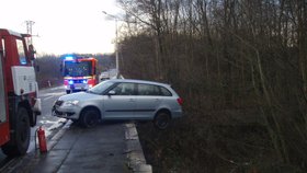 V Ostravě auto viselo z mostu nad řekou: Chybělo jen málo a...