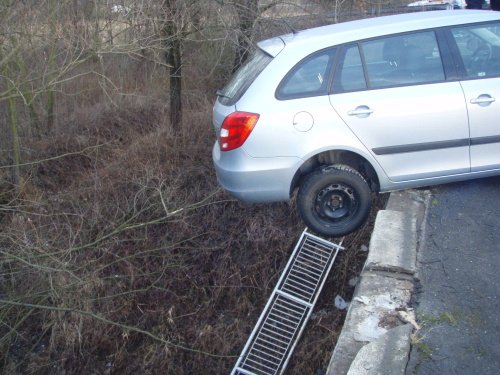 V Ostravě auto viselo z mostu nad řekou: Chybělo jen málo a...