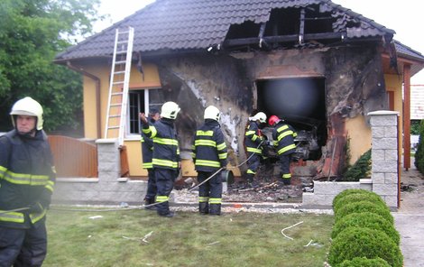 Náraz způsobil požár domu.