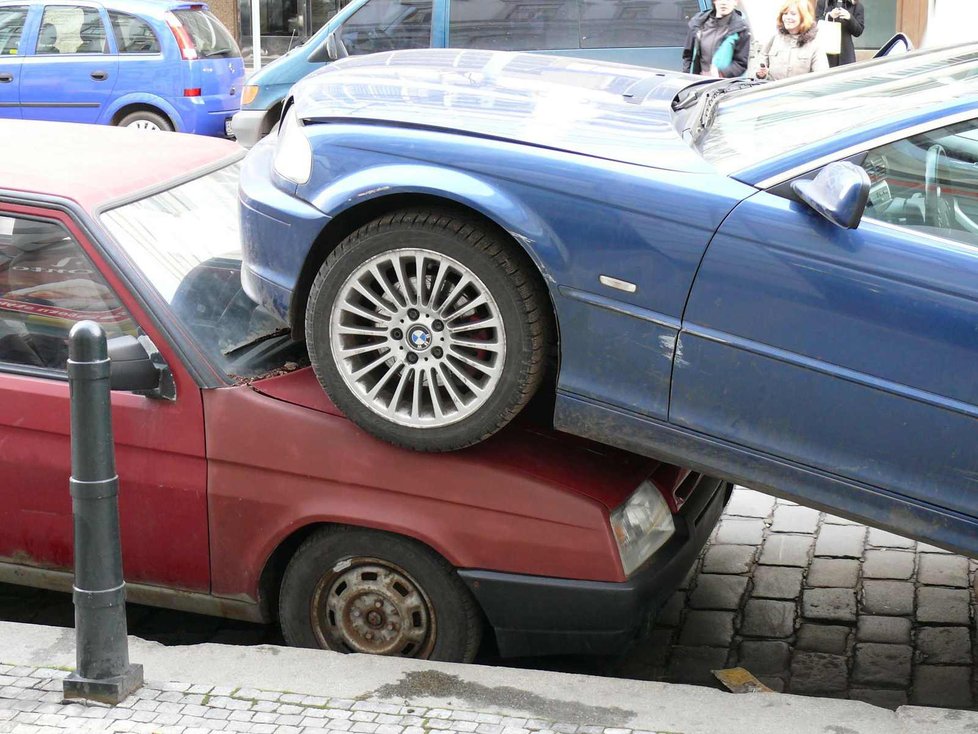 Podívejte se na galerii parkování řidičů-šikulů:  Šikovný řidič si poradil s nedostatkem parkovacího místa po svém.