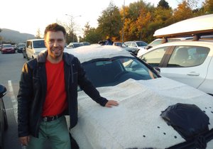 Brňák Pavel Kynický (39) jezdí v plyšovém autě nejen z recese, ale i pro charitu.